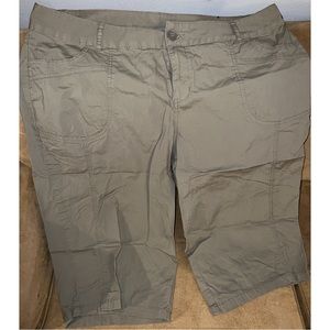 ‼️NEW W/OUT TAGS‼️ Women’s Capri Pants